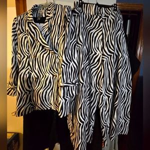 Sassy Jones Savannah Suit in XL (Black and White)